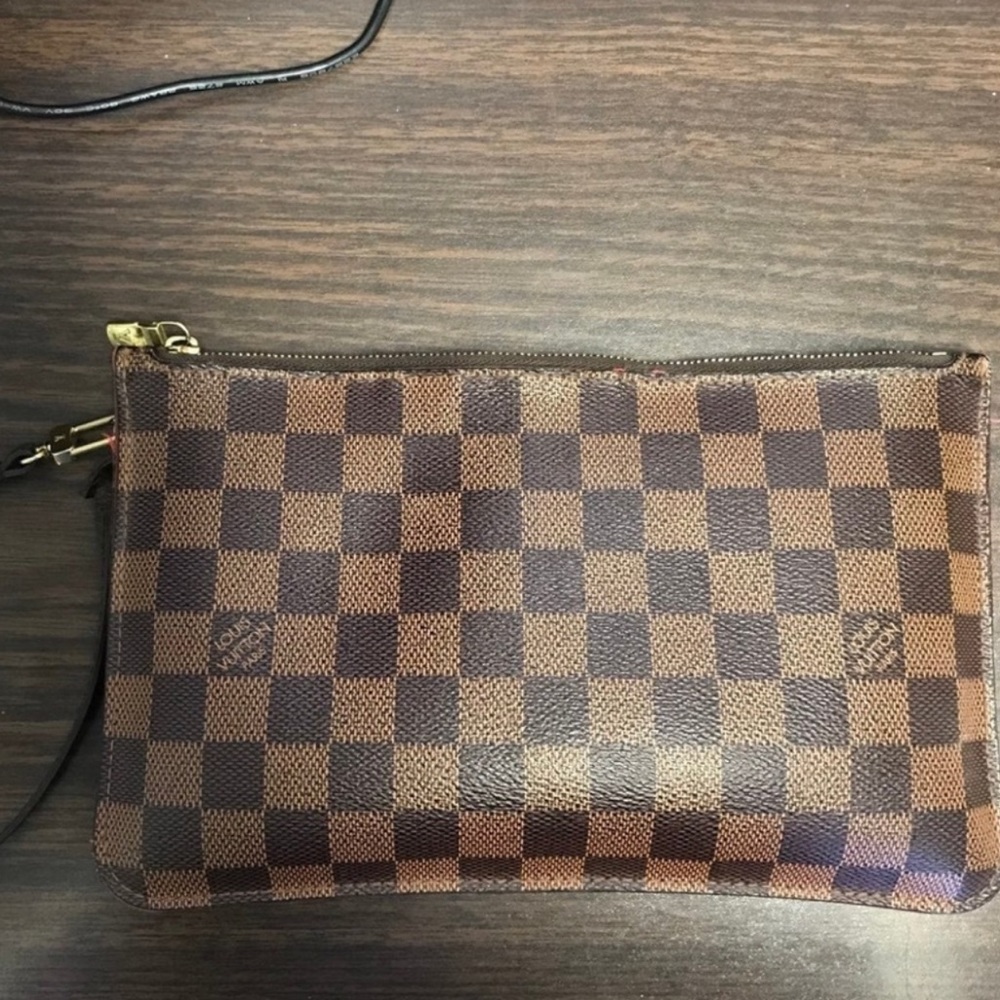 Authentic Louis Vuitton Damier Pochette in great condition!!!!